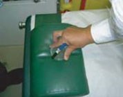 救急車内、抗菌検査（採取）の様子